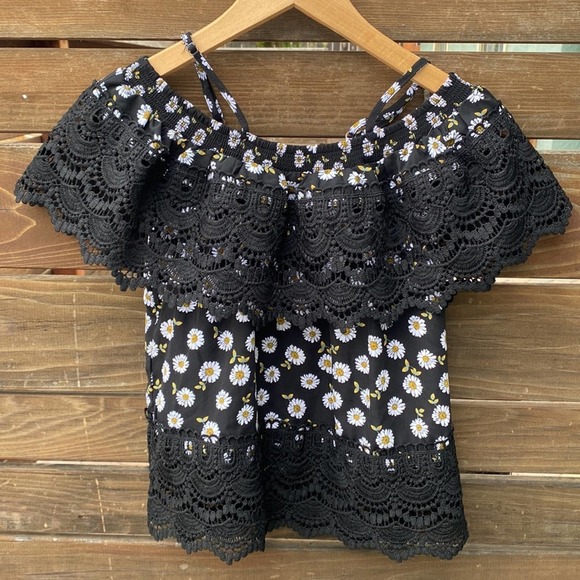 Off the Shoulder Black Flowy Daisy Top with Lace Detail - M - Picture 4 of 7